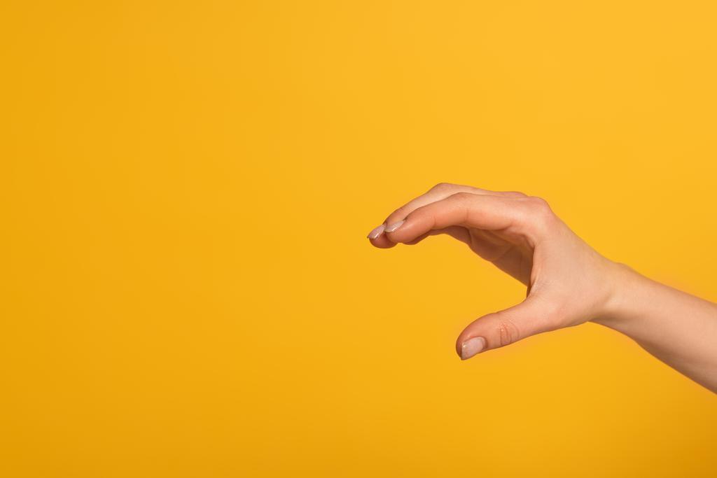 Vue recadrée de la femme montrant le geste du langage des signes isolé sur jaune
  - Photo, image