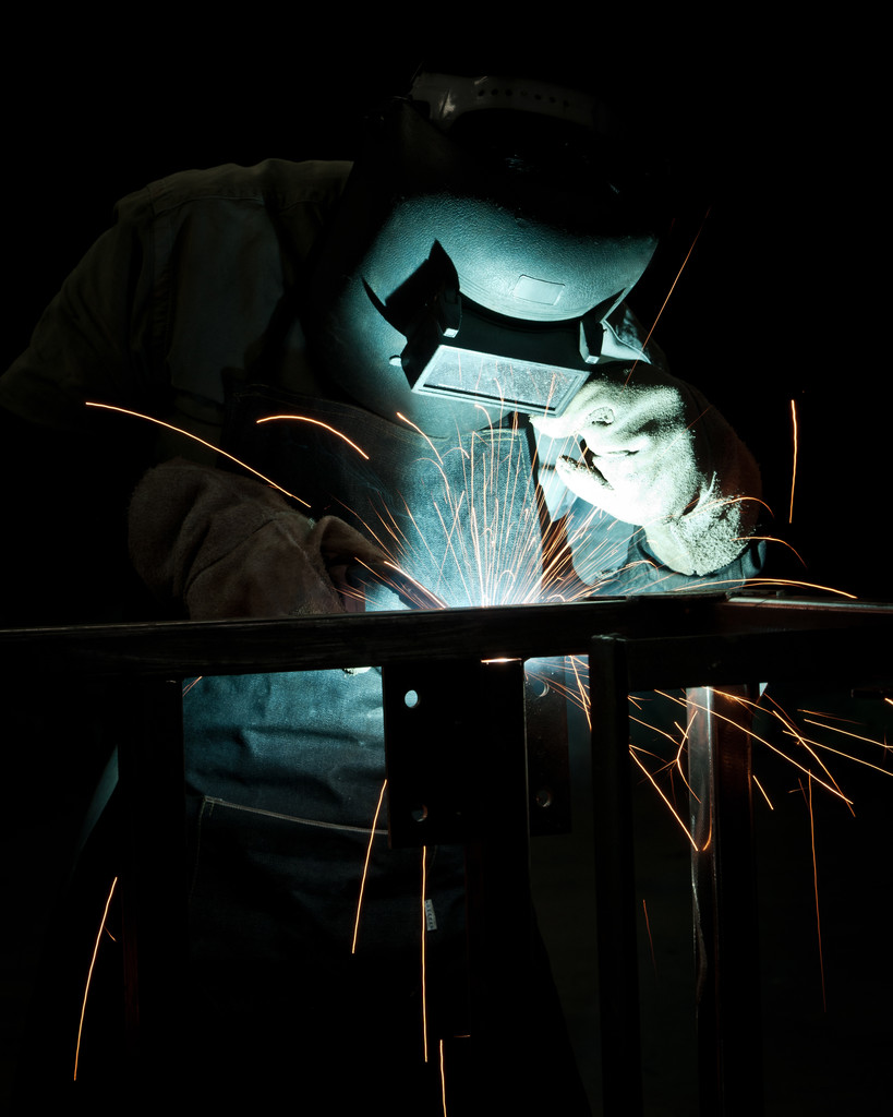 trabajo humano de soldadura con muchas chispas en una industria metalúrgica
 - Foto, imagen