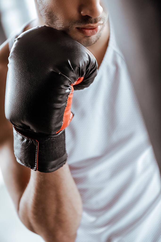kivágott kilátás sportoló fekete boksz kesztyű sportcentrumban  - Fotó, kép