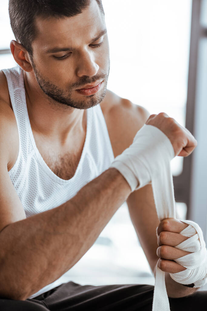 Spor bandajına sarılı yakışıklı sporcunun seçici odağı  - Fotoğraf, Görsel