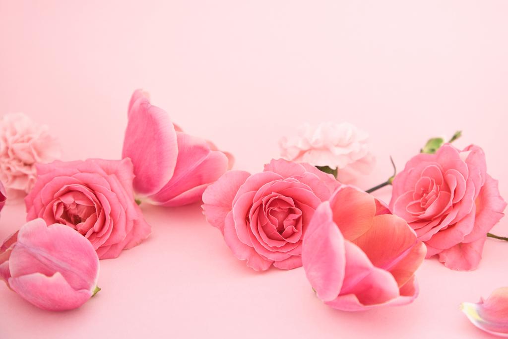 ανθισμένα ανοιξιάτικα λουλούδια σε ροζ φόντο - Φωτογραφία, εικόνα