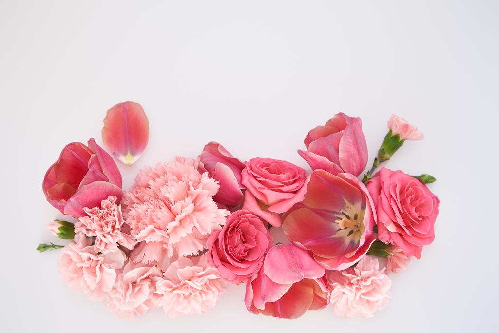 felső nézet rózsaszín tavaszi virágok fehér háttér másolási hely - Fotó, kép