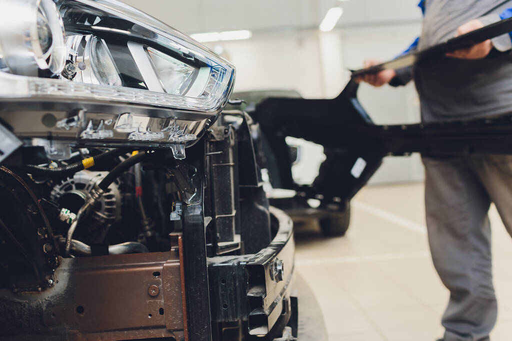 auto monteur reparatie auto carrosserie bumper vervanging. - Foto, afbeelding