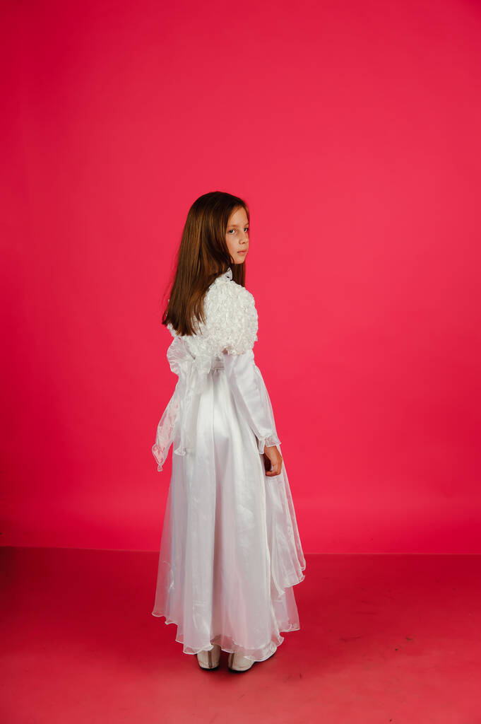 dítě dívka v bílých šatech na růžovém pozadí - Fotografie, Obrázek