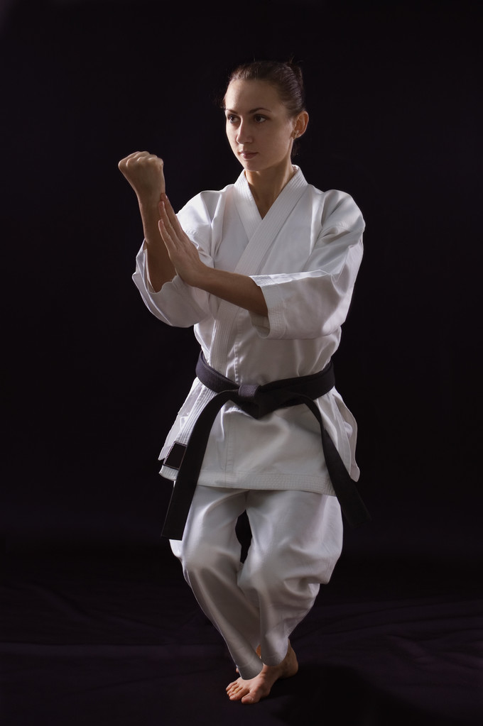Karateka Mädchen auf schwarzem Hintergrund - Foto, Bild