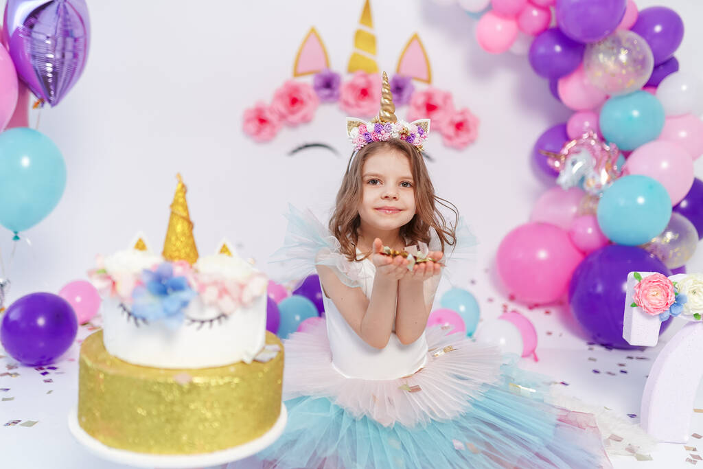 A rapariga unicórnio atira confetes. Ideia para decorar festa de aniversário estilo unicórnio. Decoração de unicórnio para festa menina - Foto, Imagem