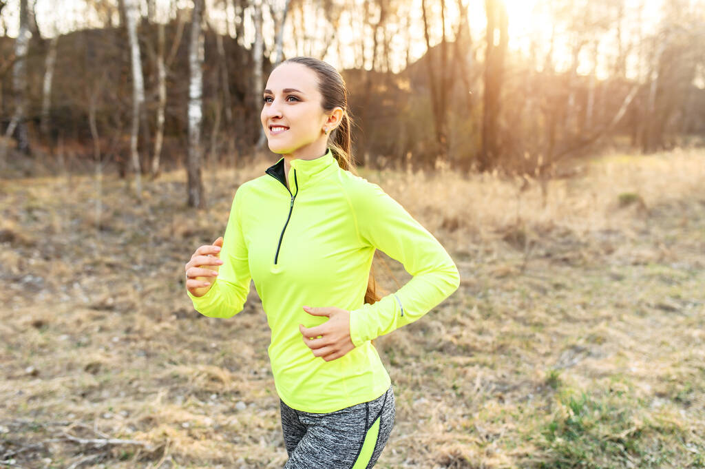 Mladá fit žena ve sportovním oblečení je běhání venku - Fotografie, Obrázek
