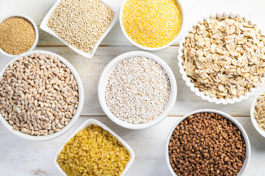 白鉢の全粒穀物の選択-米、オート麦、そば、ブルグル、お粥、大麦、キノア、アマランス, - 写真・画像