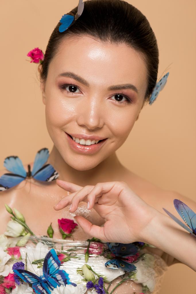 Güzel, mutlu, çıplak, çiçekli, bej rengi bedeninde kelebekler olan Asyalı kız. - Fotoğraf, Görsel
