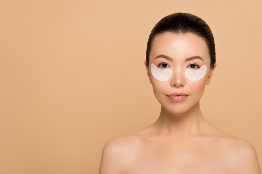 attraente nudo asiatico donna con collagene occhio pad isolato su beige
 - Foto, immagini