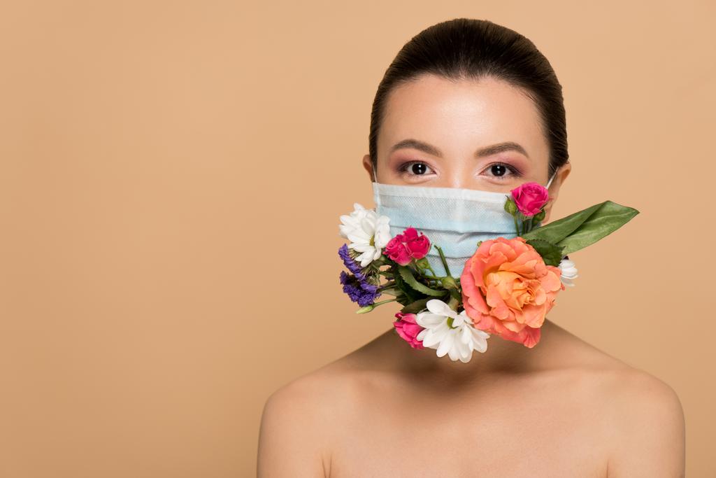atraente nu jovem asiático mulher no floral máscara facial isolado no bege
 - Foto, Imagem