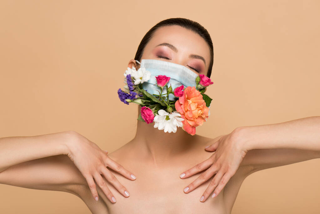 feliz desnudo asiático chica en floral cara máscara aislado en beige
 - Foto, imagen