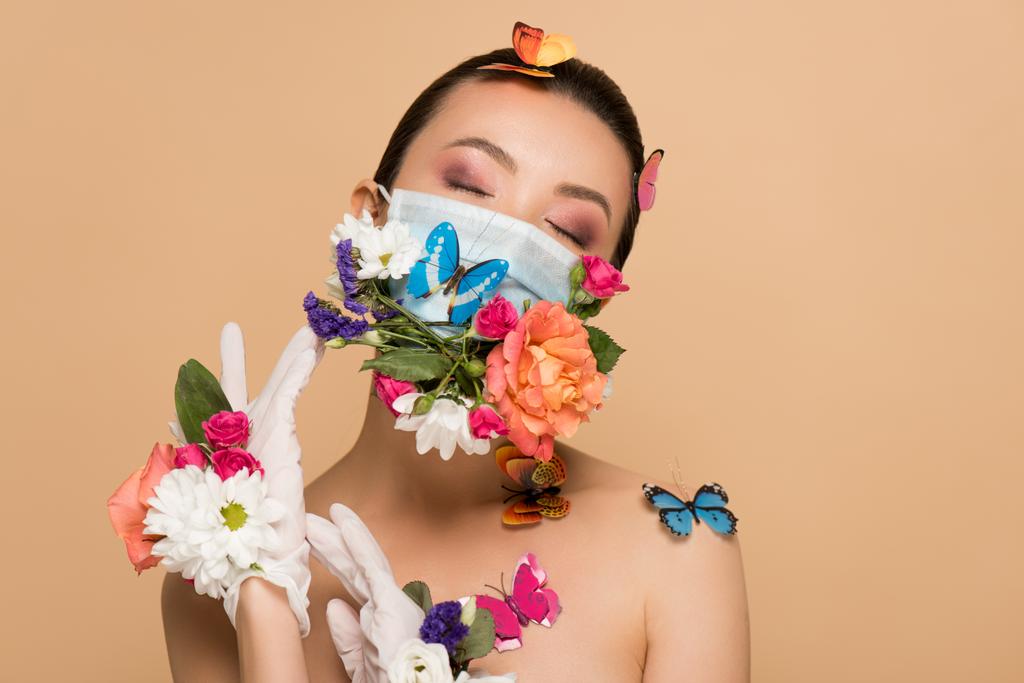 美しいです柔らかいアジアの女の子で目を閉じてラテックス手袋と花の顔マスクで蝶でベージュ - 写真・画像