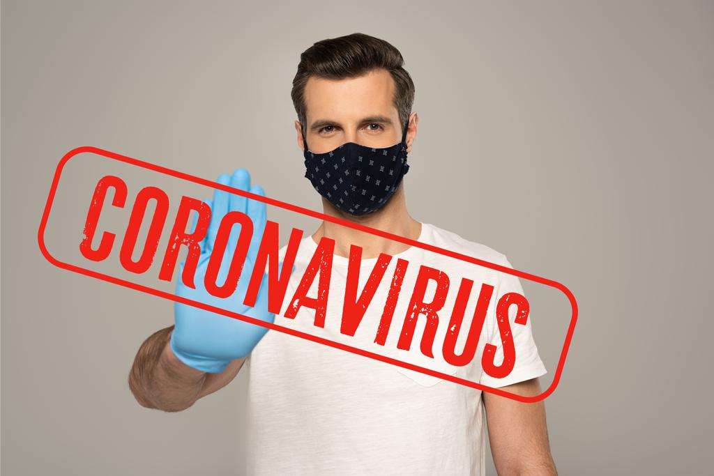 Man in safety mask and latex glove showing stop χειρονομία απομονώνονται σε γκρι, coronavirus εικονογράφηση  - Φωτογραφία, εικόνα