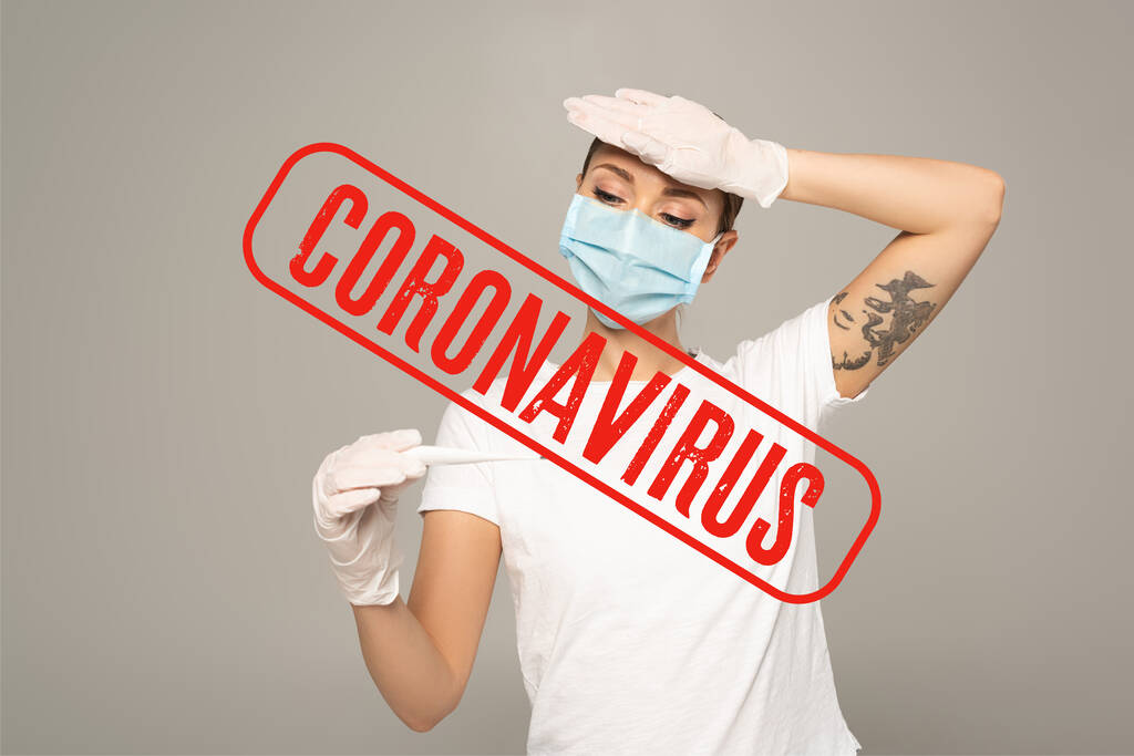 Donna in maschera medica in guanti di lattice con termometro e fronte toccante isolata su illustrazione grigia coronavirus
 - Foto, immagini