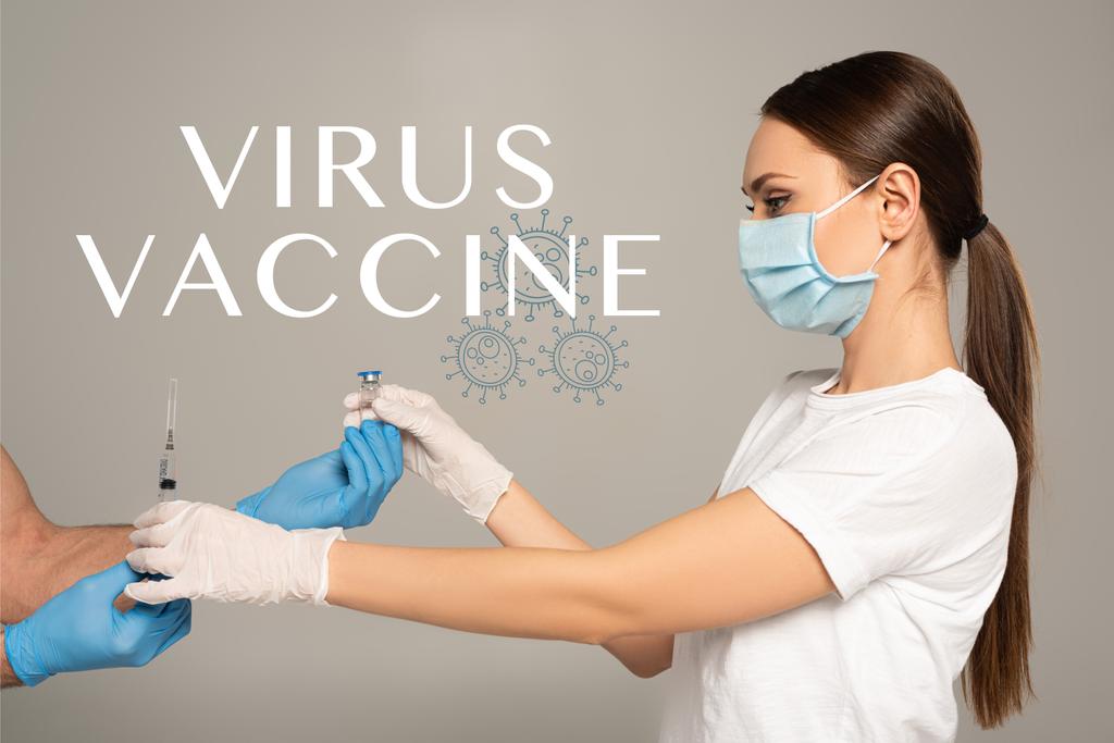 Visão lateral da mulher a tomar frasco de vacina e seringa de homem com luvas de látex isoladas na ilustração cinzenta da vacina contra o vírus
  - Foto, Imagem