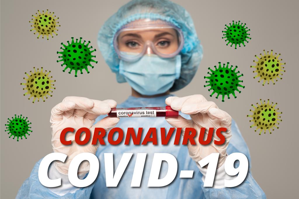 Selektiver Fokus des Arztes im Reagenzglas mit Blutprobe isoliert auf graue, Coronavirus covid-19 Abbildung - Foto, Bild