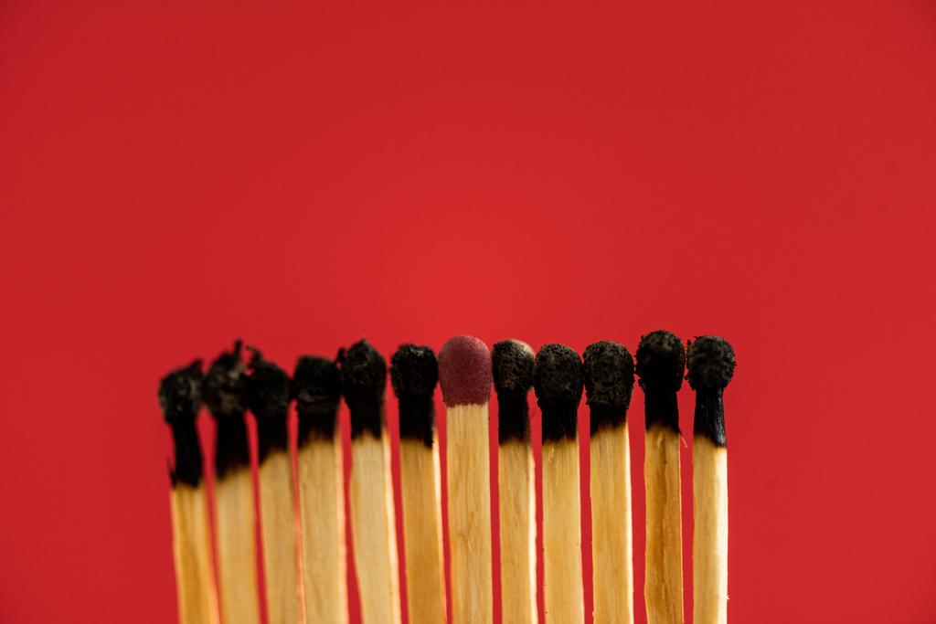 Матч між спаленими сірниками ізольовано на червоному
 - Фото, зображення