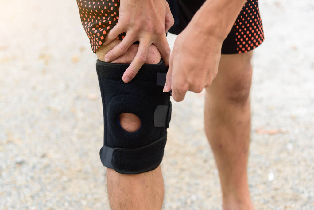Αθλητισμός Anti-Slip Γόνατο / Ο άνθρωπος που φοράει το γόνατο κολάν Αθλητισμός - Φωτογραφία, εικόνα