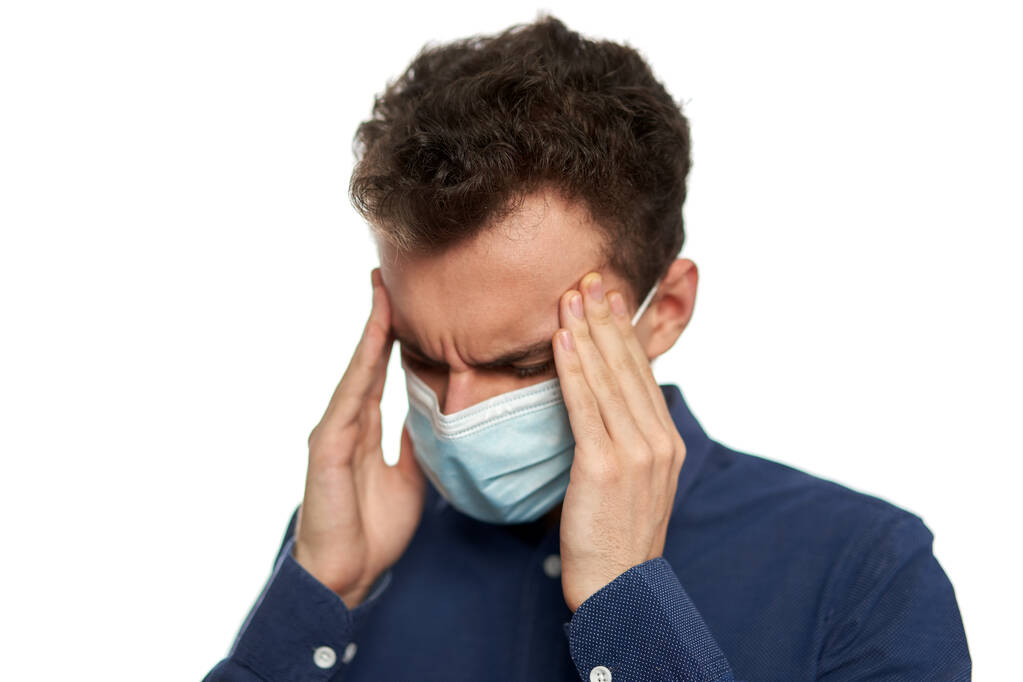 Muž s chřipkou a těžkou migrénou na bílém pozadí - Fotografie, Obrázek