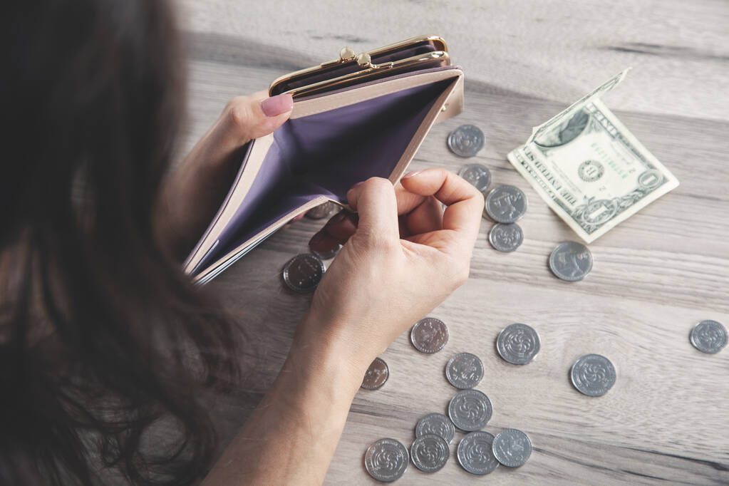 женский бумажник с деньгами на столе
 - Фото, изображение