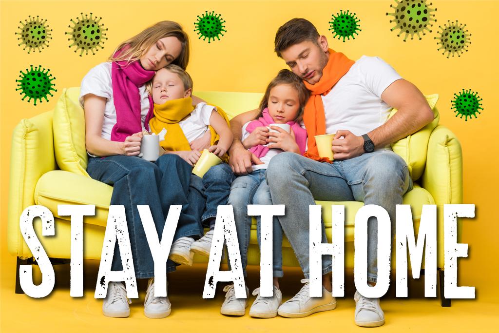 ospalá rodina s chřipkou se zavřenýma očima, zatímco sedí na pohovce na žluté, bakterie a zůstat doma ilustrace - Fotografie, Obrázek