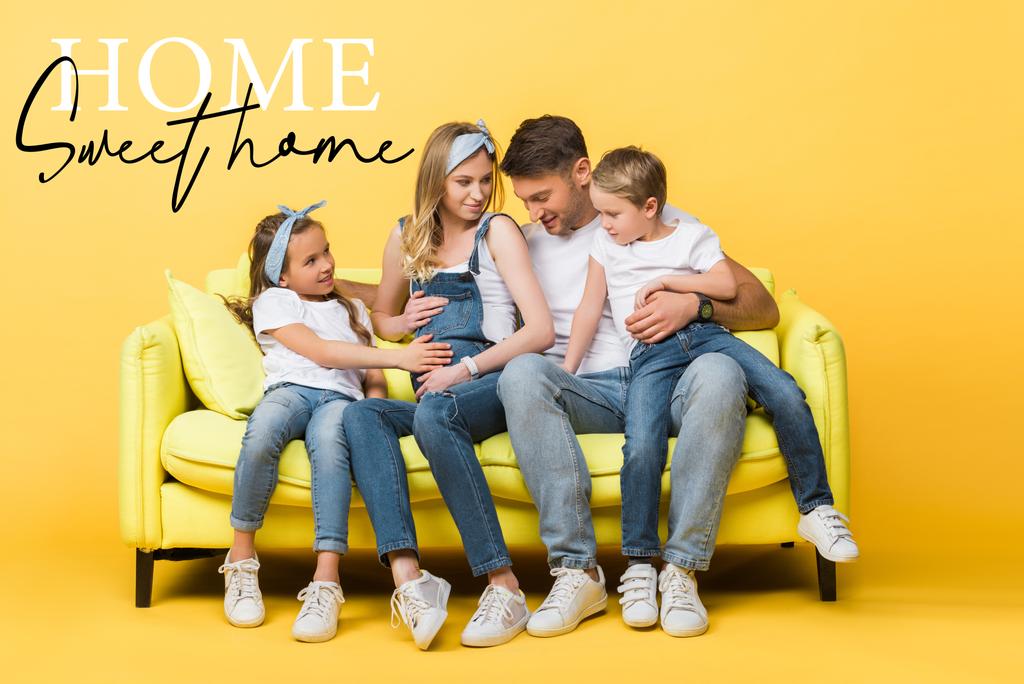 συναισθηματική έγκυος γυναίκα, ο σύζυγος και τα παιδιά που κάθονται στον καναπέ σε κίτρινο, σπίτι γλυκό σπίτι εικονογράφηση   - Φωτογραφία, εικόνα