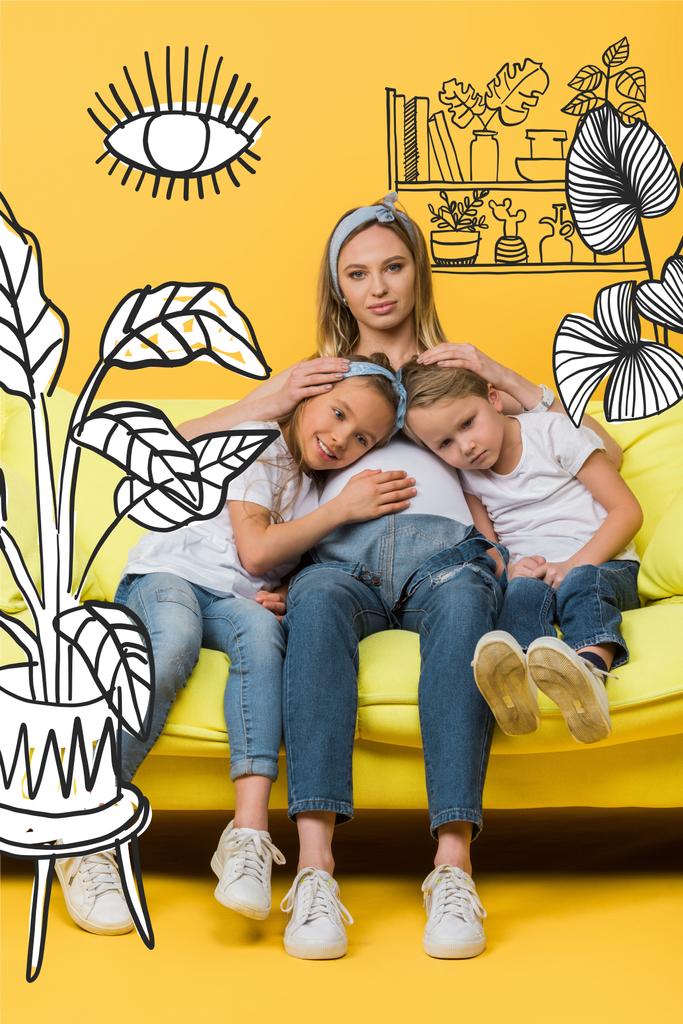mère enceinte souriante étreignant avec sa fille heureuse et son fils sur un canapé jaune, illustration de plantes d'intérieur
 - Photo, image