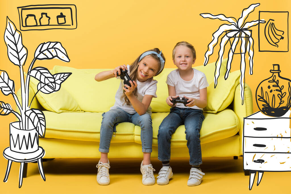 KYIV, UKRAINE - 4 marca 2020: szczęśliwe rodzeństwo grające w gry wideo z joystickami na kanapie na żółtej, ilustracja wnętrza - Zdjęcie, obraz