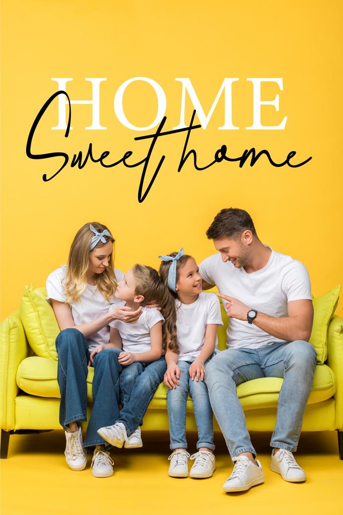 glückliche Eltern im Gespräch mit entzückenden Tochter und Sohn, während sie zusammen auf dem Sofa auf gelben, zu Hause süßen Illustration sitzen - Foto, Bild