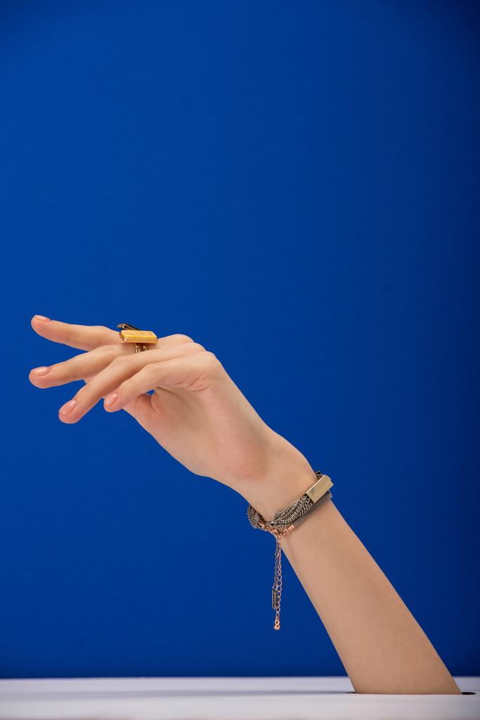 vista recortada de mujer con brazalete y anillo en azul
  - Foto, Imagen