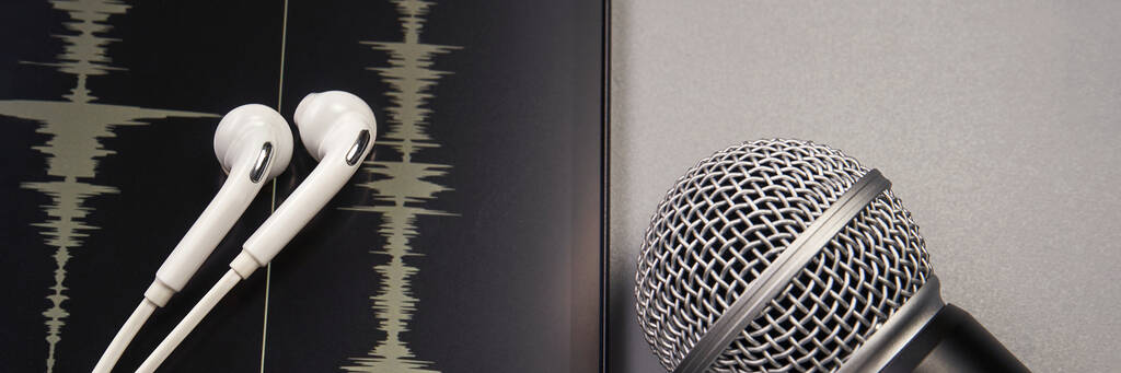 Microphone et écouteurs. Concept de podcast. Graphique sonore
 - Photo, image