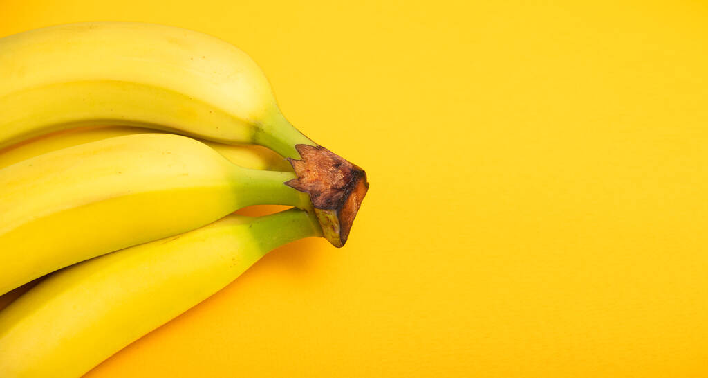 banane su sfondo giallo con uno spazio vuoto sotto il testo
 - Foto, immagini