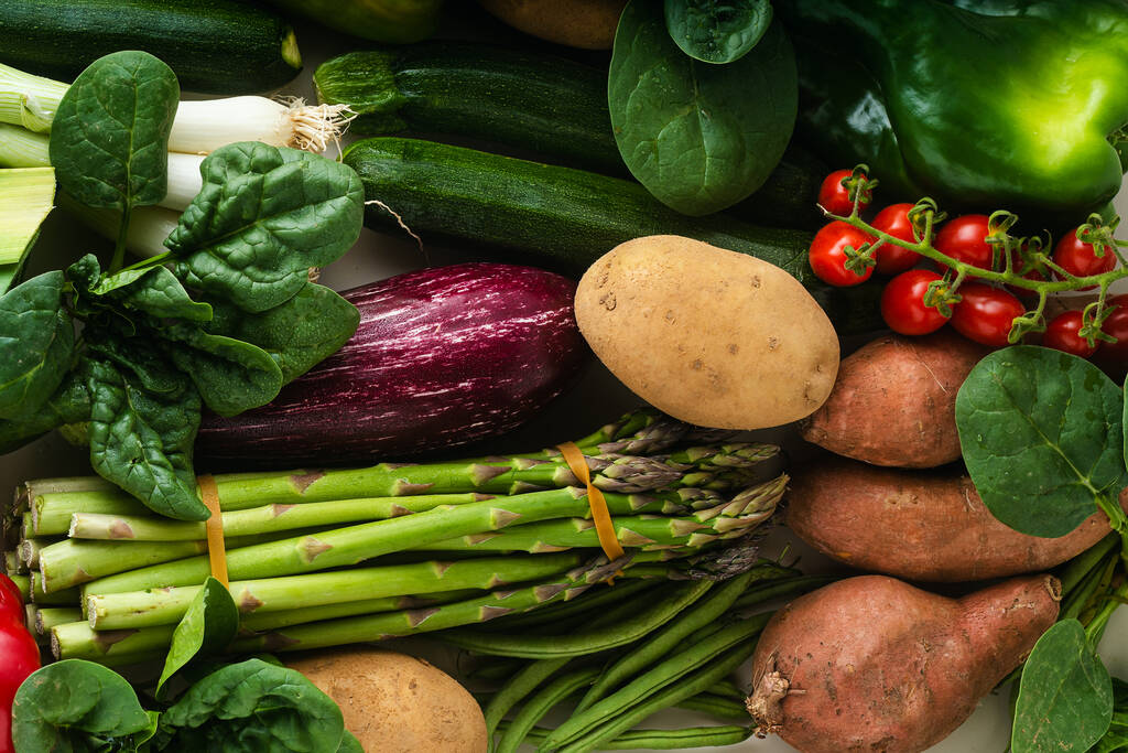 muchas verduras frescas de colores variados para la entrega a domicilio. publicidad de banner
 - Foto, imagen