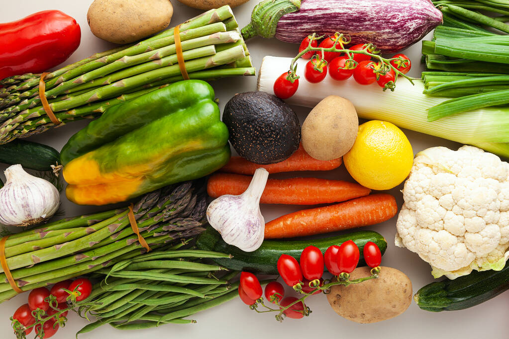 veel gevarieerde gekleurde verse groenten voor thuisbezorging. banner reclame - Foto, afbeelding
