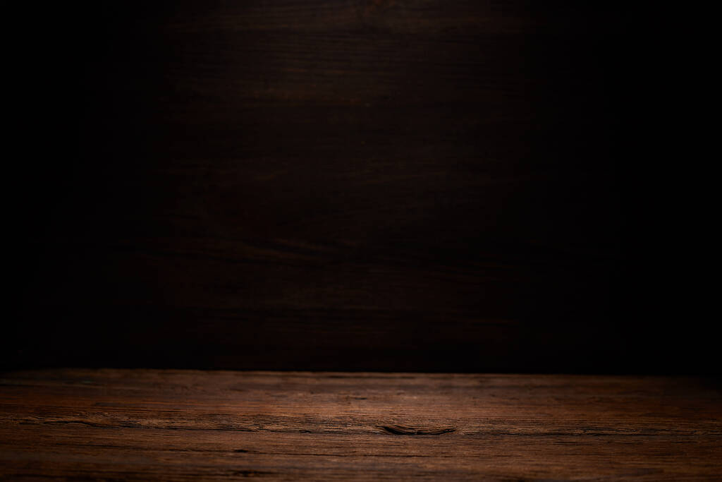 Tavolo in legno vuoto per espositori di prodotti montaggi
. - Foto, immagini