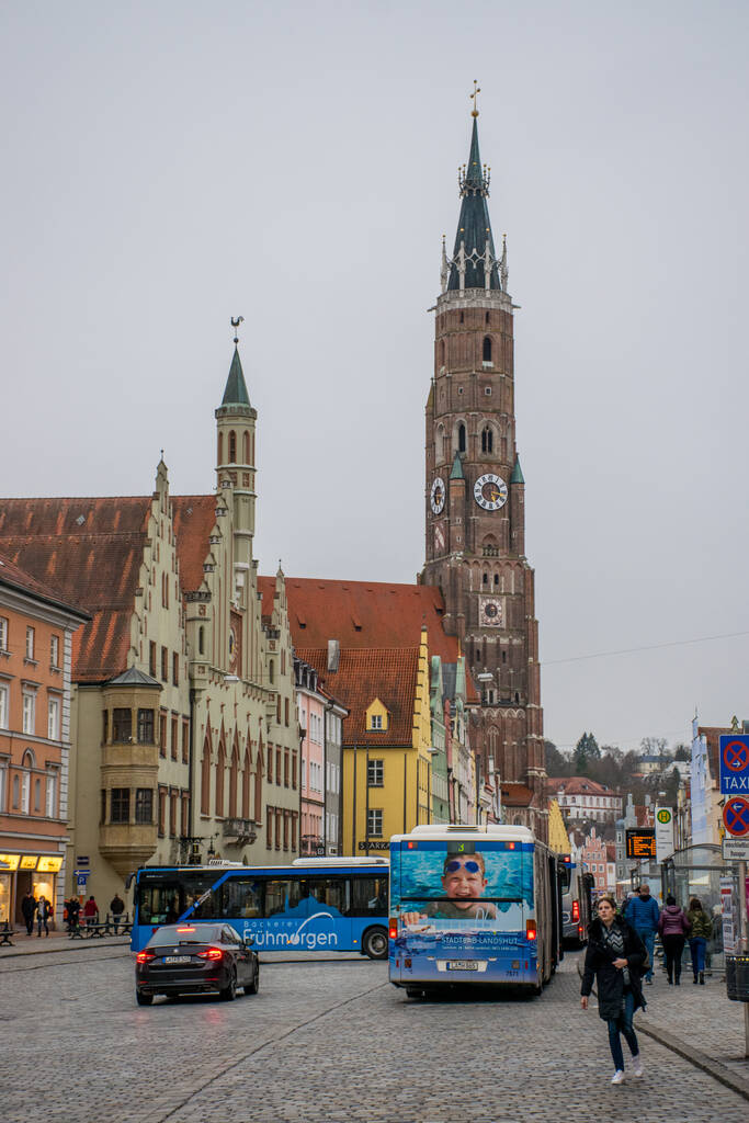 Landshut, Niemcy - marzec, 2020: Widok na historyczne centrum Landshut w Bawarii. - Zdjęcie, obraz
