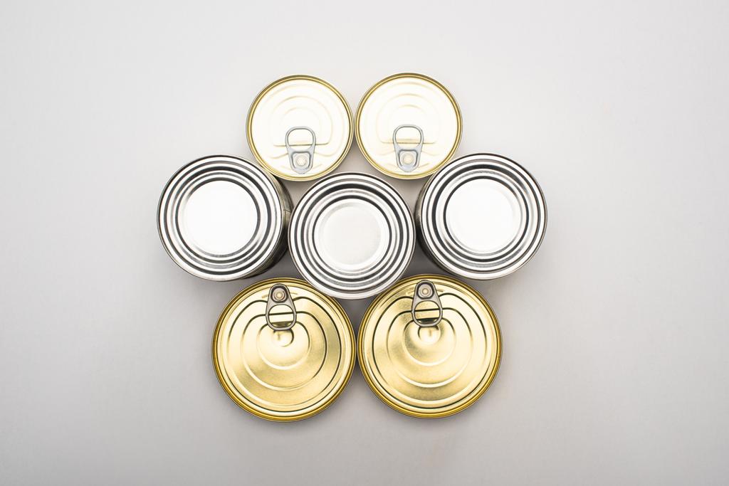 vista superior de latas con alimentos enlatados sobre fondo blanco, concepto de donación de alimentos
 - Foto, Imagen