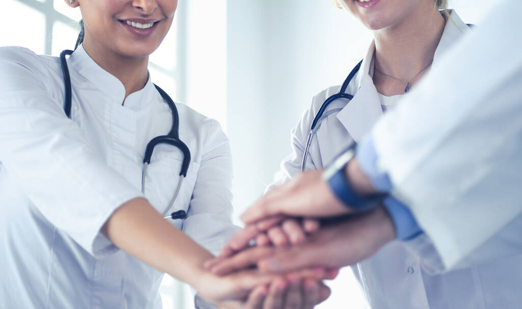 Багато щасливих лікарів складають руки разом як команда для мотивації
 - Фото, зображення