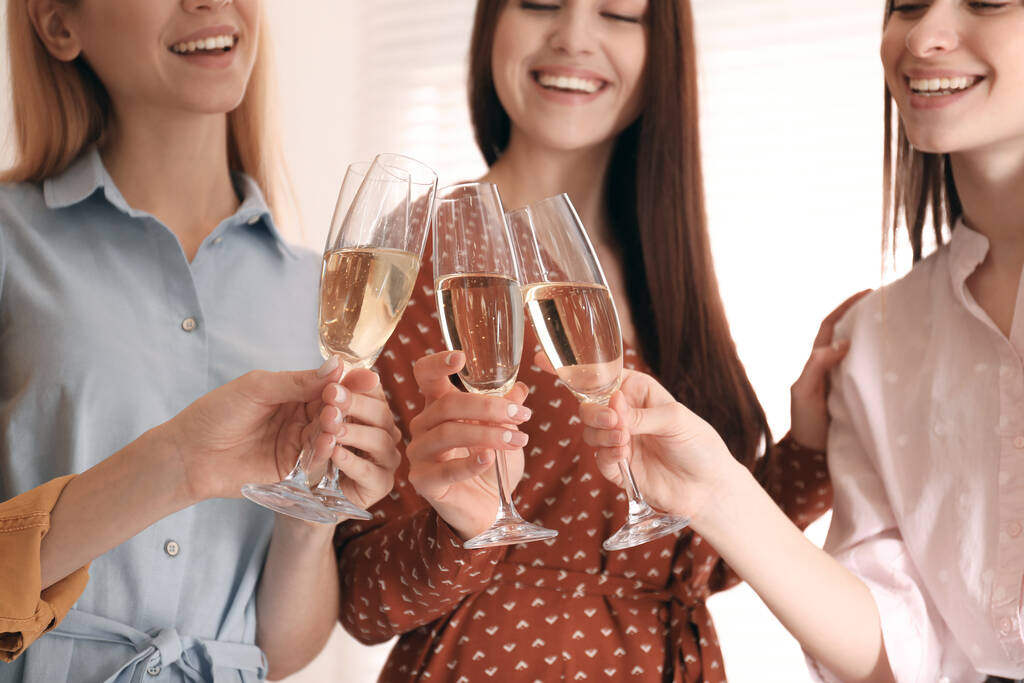 Młode damy migoczące kieliszki szampana, zbliżenie. Dzień Kobiet - Zdjęcie, obraz