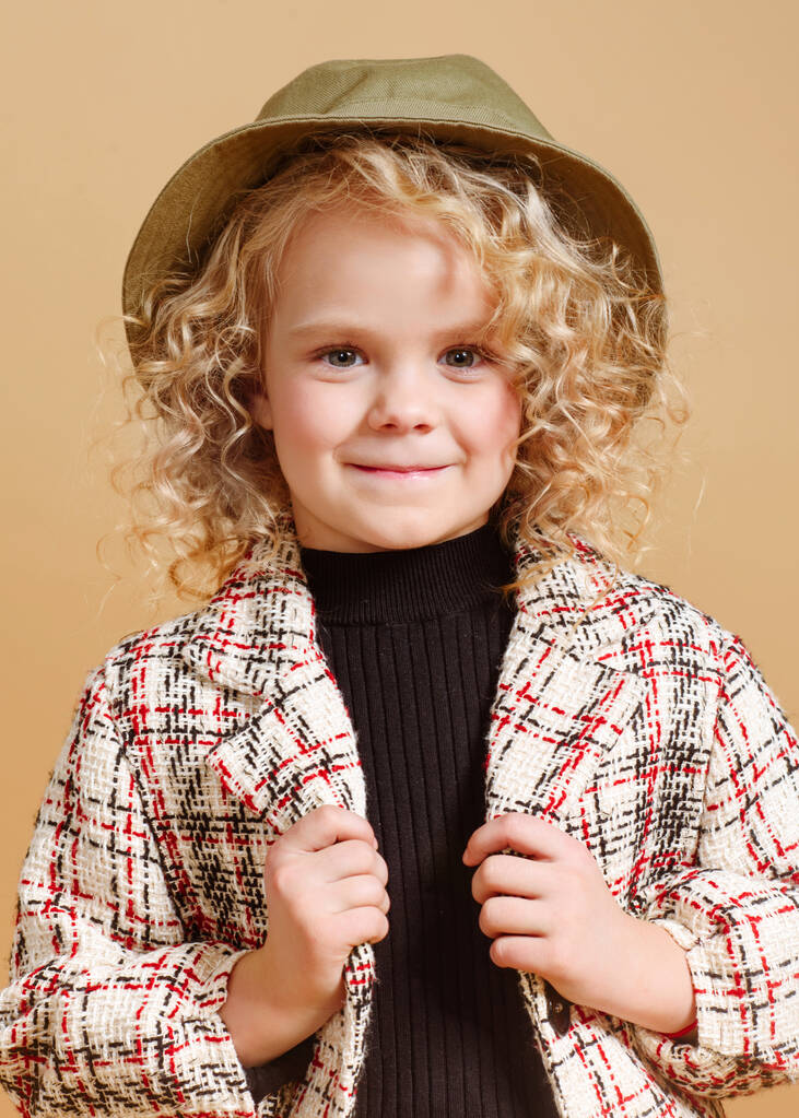 πορτρέτο του μικρού κοριτσιού μοντέλο στο στούντιο - Φωτογραφία, εικόνα