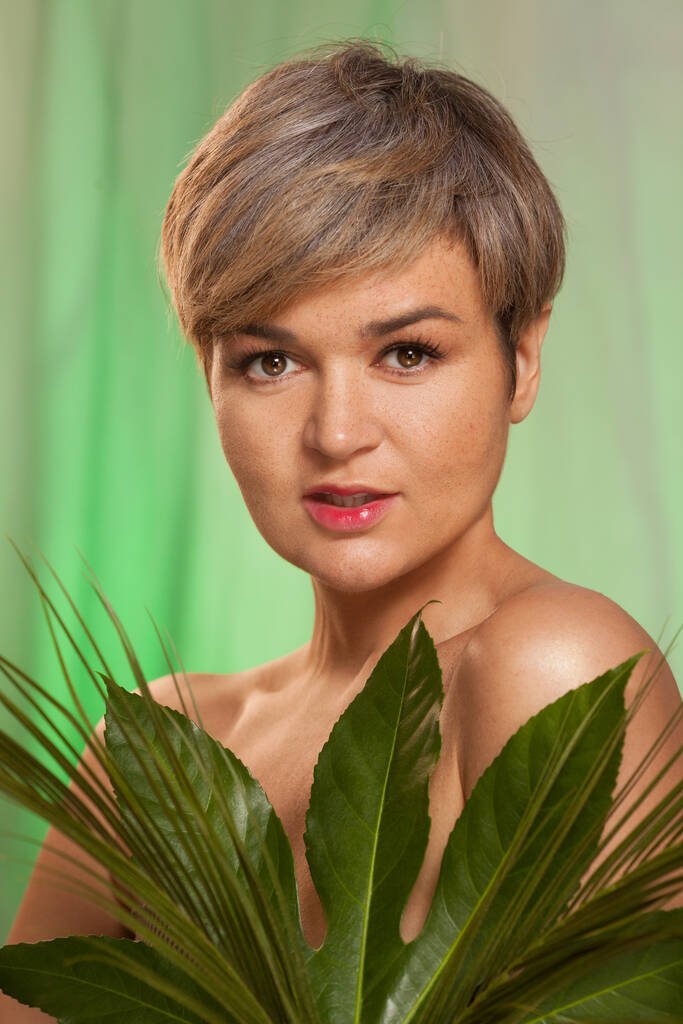 Bellezza donna con naturale verde foglia di palma ritratto, modello ragazza con trucco perfetto
 - Foto, immagini