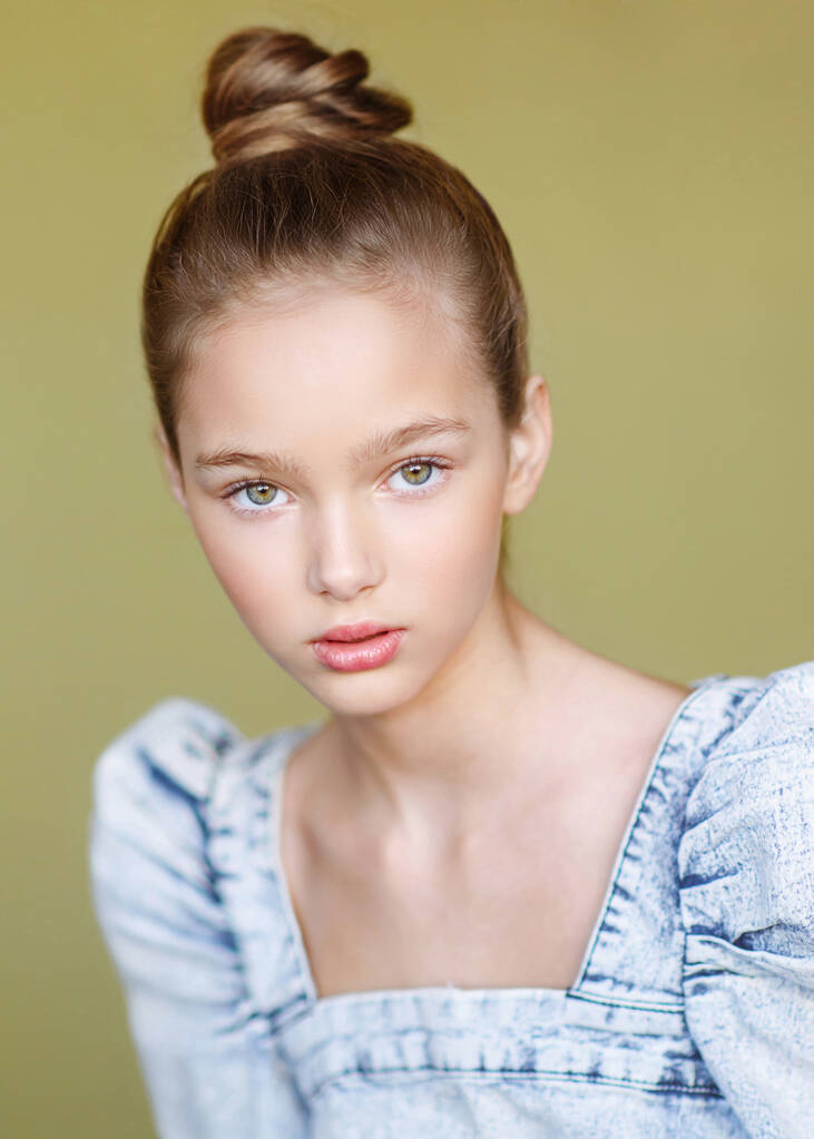 retrato de jovem modelo menina no estúdio - Foto, Imagem