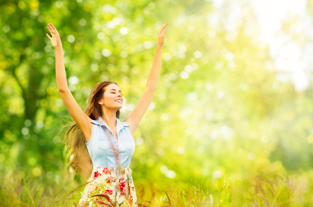 Retrato ao ar livre da bela jovem mulher na natureza. Menina feliz levantou braços no verão Green Park
 - Foto, Imagem
