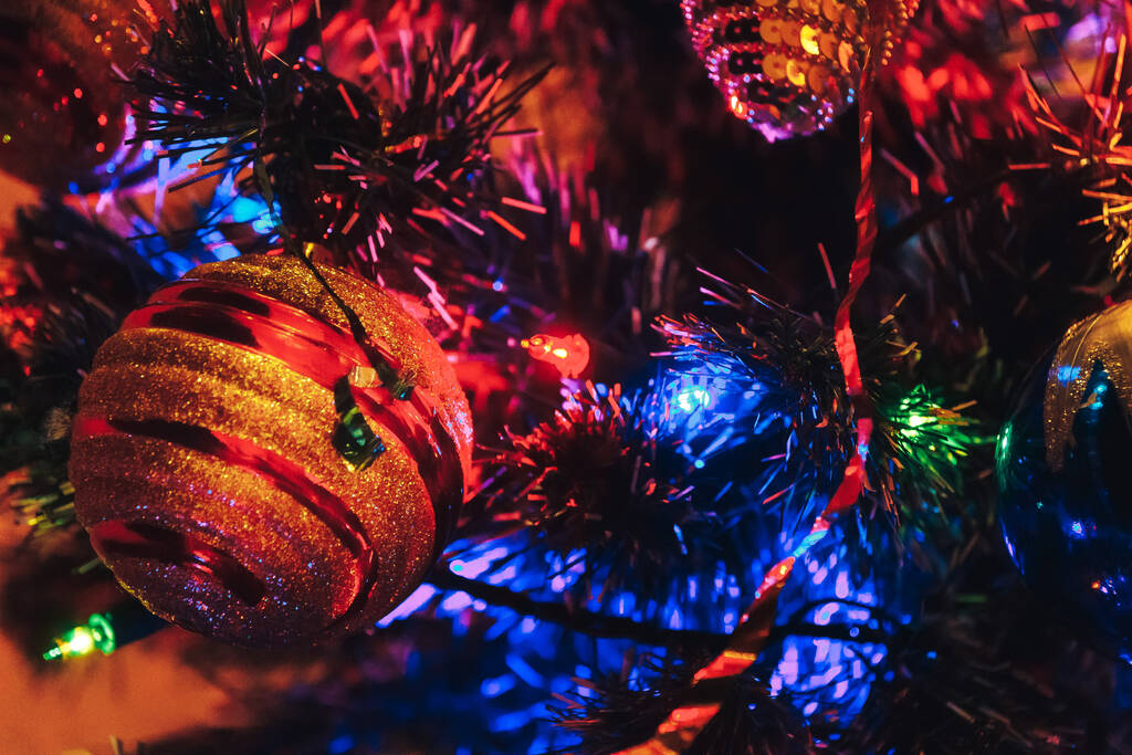 Vánoční stromeček s vánoční výzdobou je vnitřní natáčení zblízka - Fotografie, Obrázek