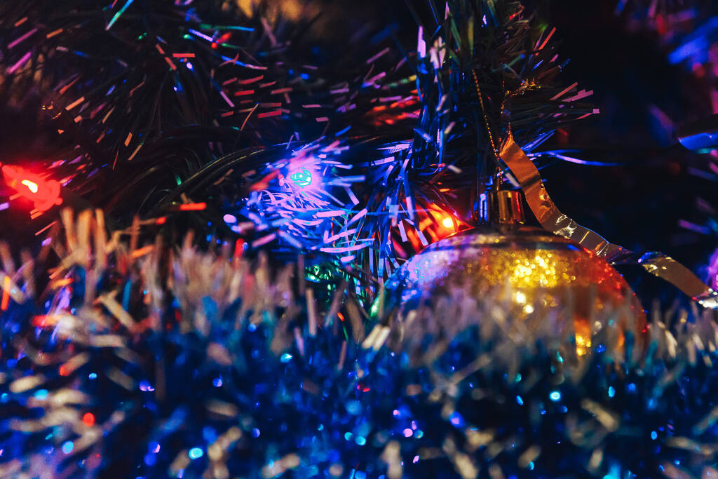 Vánoční stromek stojí v místnosti natáčení zblízka - Fotografie, Obrázek