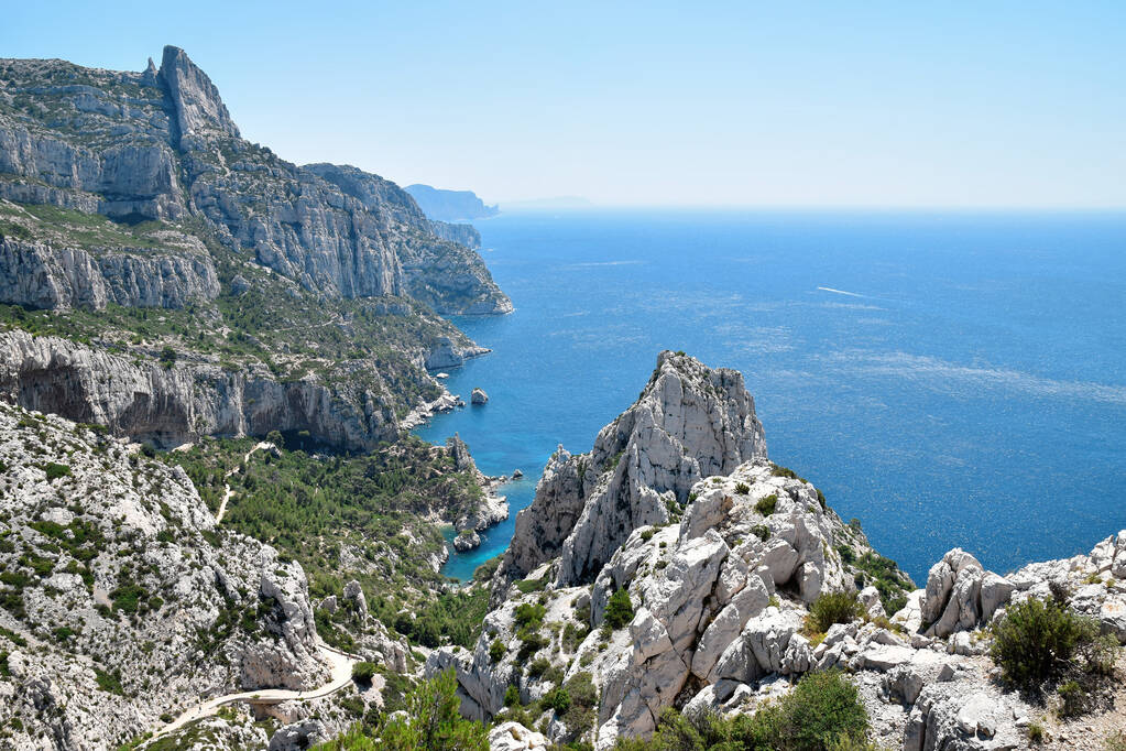 Море і гори біля Марселя. Берегова лінія в національному парку Calanques de Marseille, Франція. Море і величні білі гори. Вид з оглядового майданчика Belvedere de Sugiton - Фото, зображення
