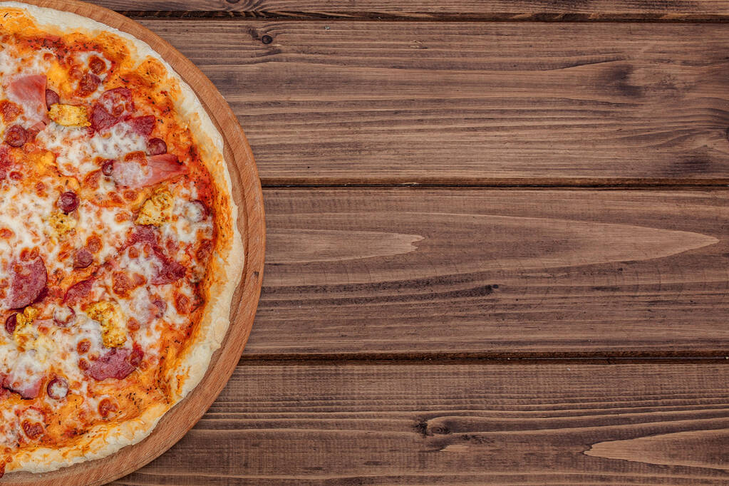 Піца з сиром моцарелла, салямі, помідори, перець спеції італійська піца - Фото, зображення