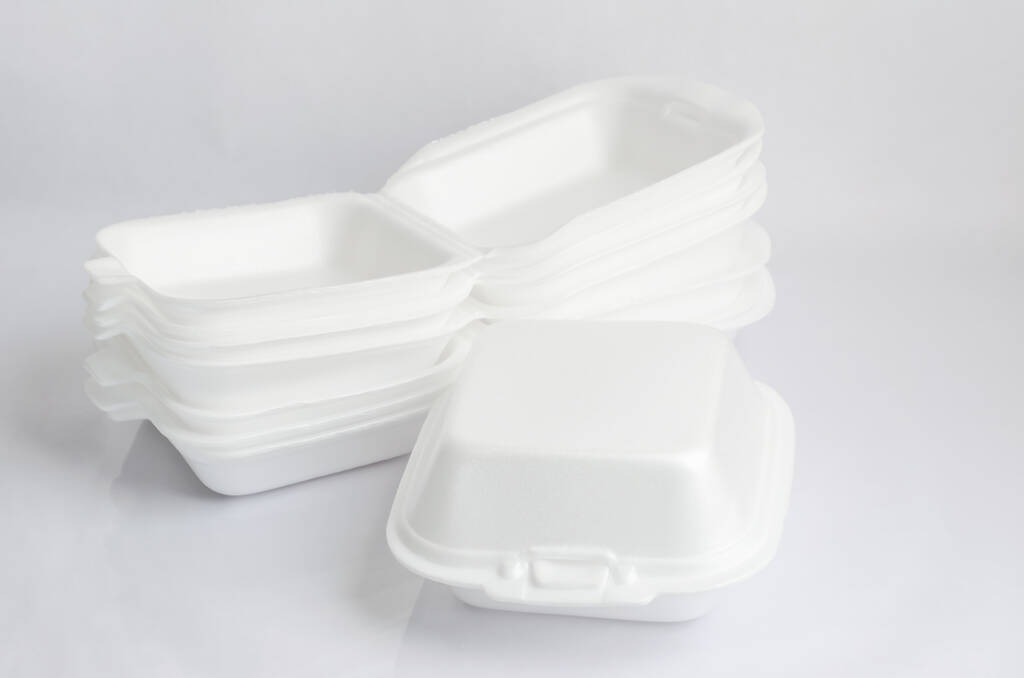 El primer plano de la espuma de los recipientes de comida sobre fondo blanco
 - Foto, imagen