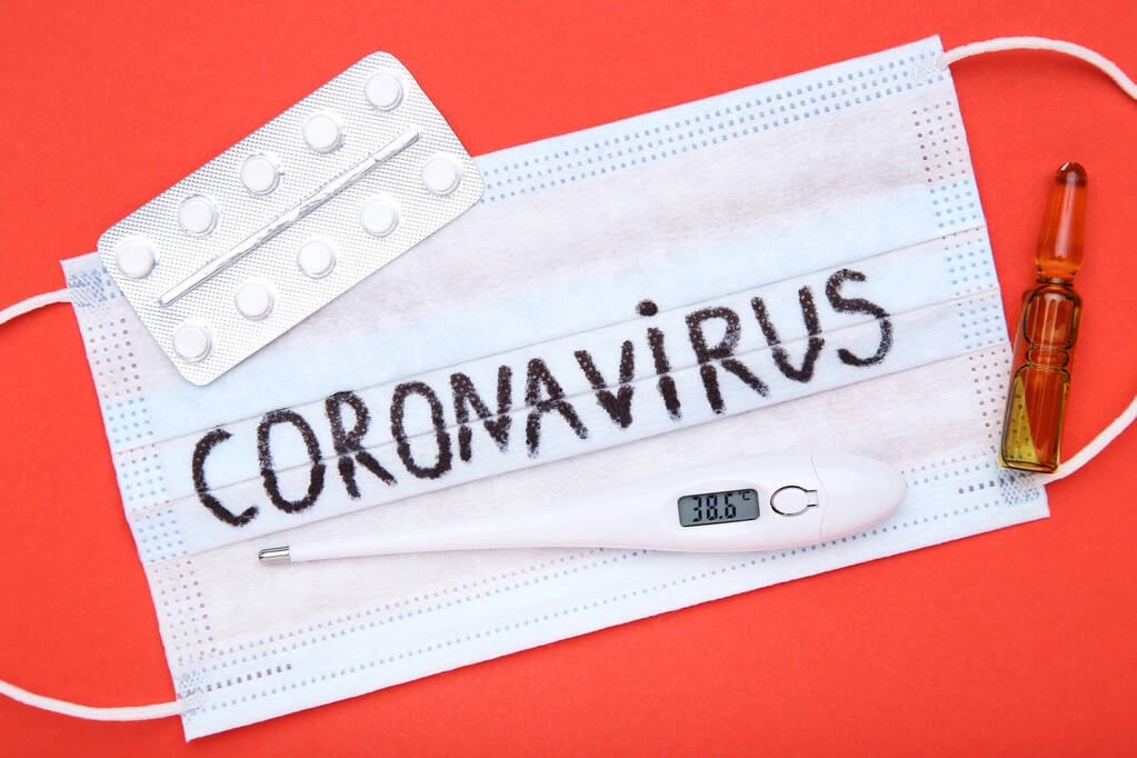 Text Coronavirus mit Pillen, Thermometer und medizinischer Ampulle auf rotem Hintergrund - Foto, Bild